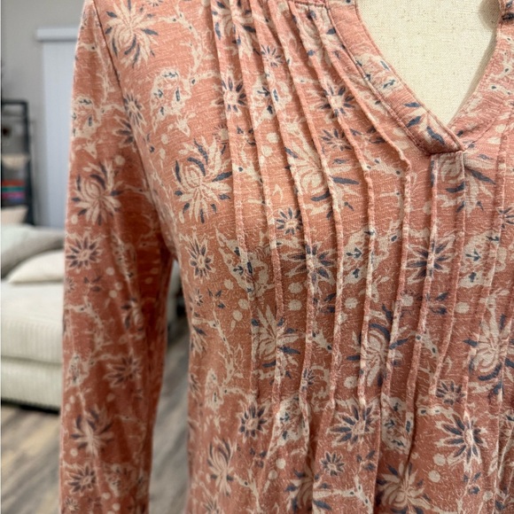 LUCKY BRAND | Vneck Patterned Peach Top Small - Picture 2 of 4